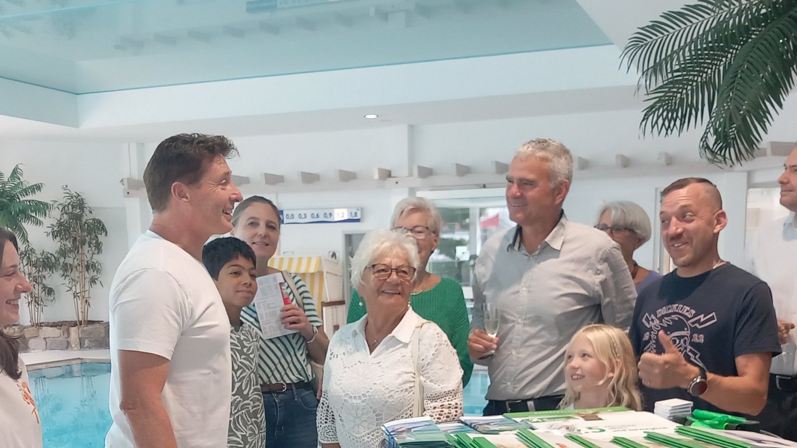 Bäderchef Andreas Kotzmann (3.v.l.) zeigt Bürgemeister Holger Albrich und weiteren Besuchern das Sachsenheimer Hallenbad. Foto: Glemser Bäderchef Andreas Kotzmann (3.v.l.) zeigt Bürgemeister Holger Albrich und weiteren Besuchern das Sachsenheimer Hallenbad. Foto: Glemser