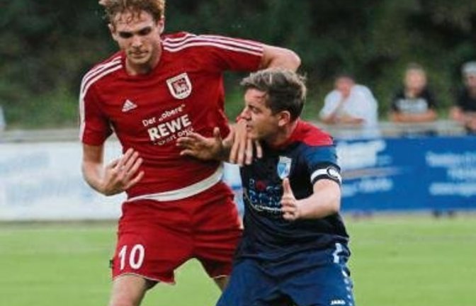 Benjamin Schwab (rechts) von der SGM Roßwag/Mühlhausen weiß sich im Hinspiel gegen Vaihingens Edison Cenaj im Laufduell zu behaupten. Foto: Nachreiner