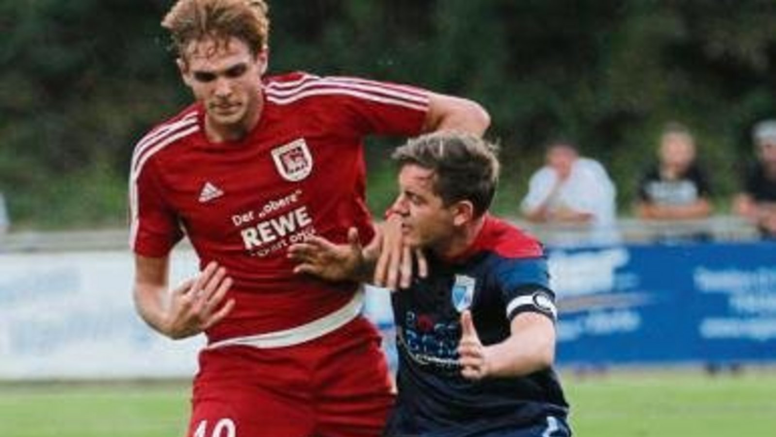 Benjamin Schwab (rechts) von der SGM Roßwag/Mühlhausen weiß sich im Hinspiel gegen Vaihingens Edison Cenaj im Laufduell zu behaupten. Foto: Nachreiner Benjamin Schwab (rechts) von der SGM Roßwag/Mühlhausen weiß sich im Hinspiel gegen Vaihingens Edison Cenaj im Laufduell zu behaupten. Foto: Nachreiner