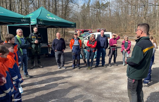 In Ochsenbach geht es zum Müllsammeln in den Wald.