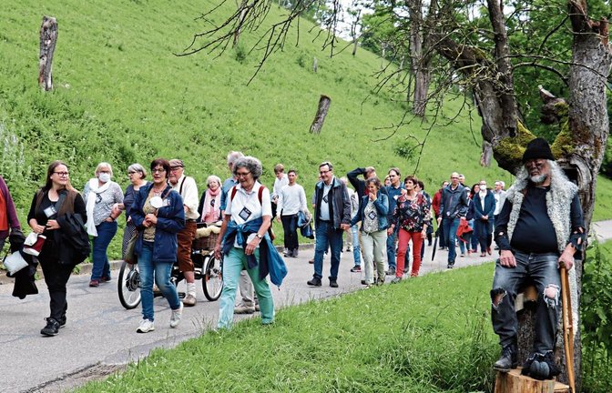 Beim Theaterspaziergang durchs Mühlental wartet mitunter der Teufel am Wegesrand.  Fotos: Gergen