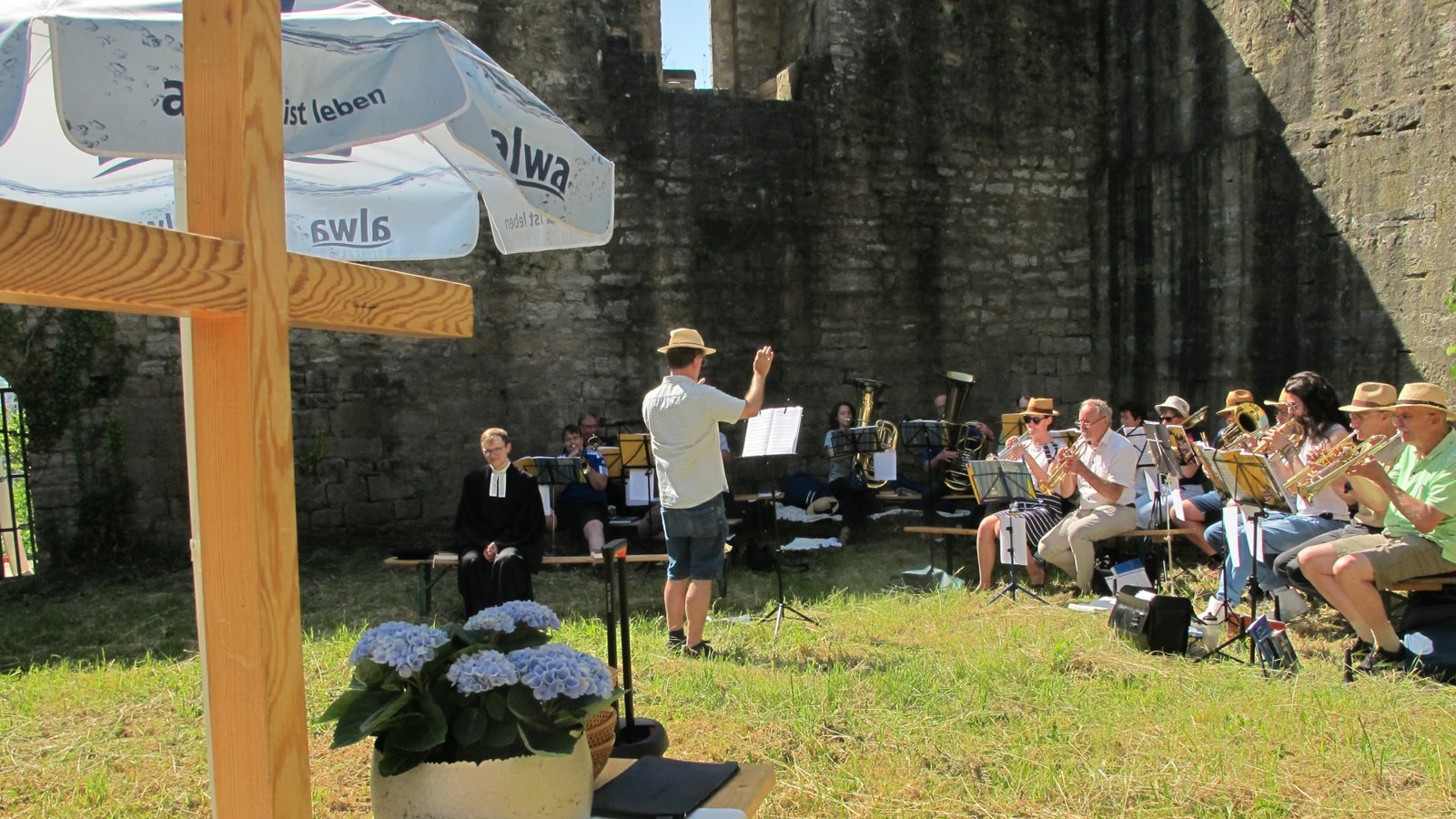 Immer am Pfingstmontag wird in der Ruine Alt-Sachsenheim Gottesdienst gefeiert. Foto: Makkens Immer am Pfingstmontag wird in der Ruine Alt-Sachsenheim Gottesdienst gefeiert. Foto: Makkens