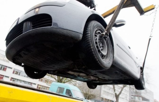 Die beiden in den Unfall verwickelten Fahrzeuge mussten abgeschleppt werden(Symbolbild).<span class='image-autor'>dpa/Julian Stratenschulte</span>