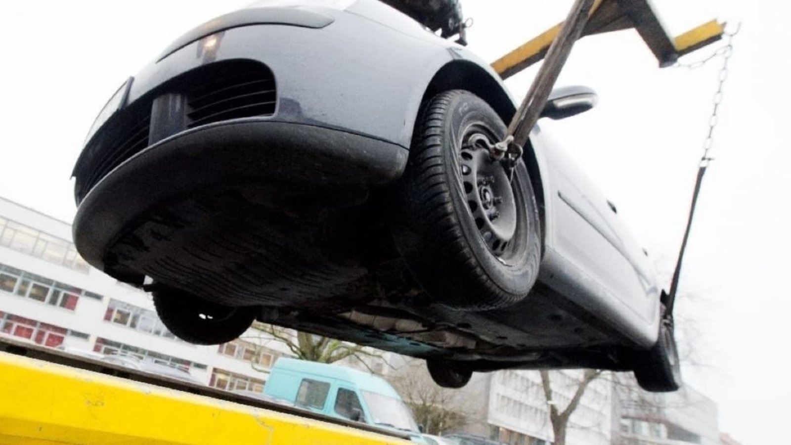 Die beiden in den Unfall verwickelten Fahrzeuge mussten abgeschleppt werden(Symbolbild).dpa/Julian Stratenschulte