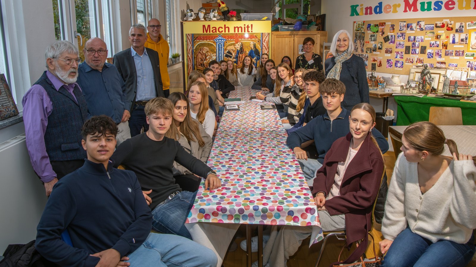 Die Schülerinnen und Schüler der K1 des Lichtenstern-Gymnasiums erstellen gemeinsam mit dem Stadtmuseum aktuell eine Ausstellung über die NS-Zeit in Sachsenheim.  Foto: Kalb