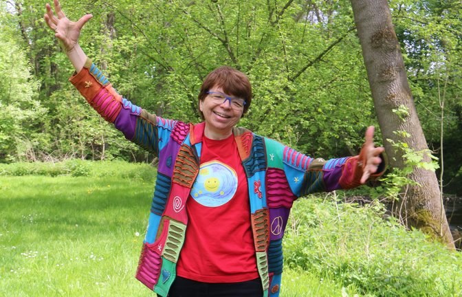 Lachyoga-Lehrerin Birgit Garde-Ott freut sich auf Interessierte beim Weltlachtag am Sonntag auf der Wiese in Schwieberdingen.  <span class='image-autor'>Foto: Rücker</span>