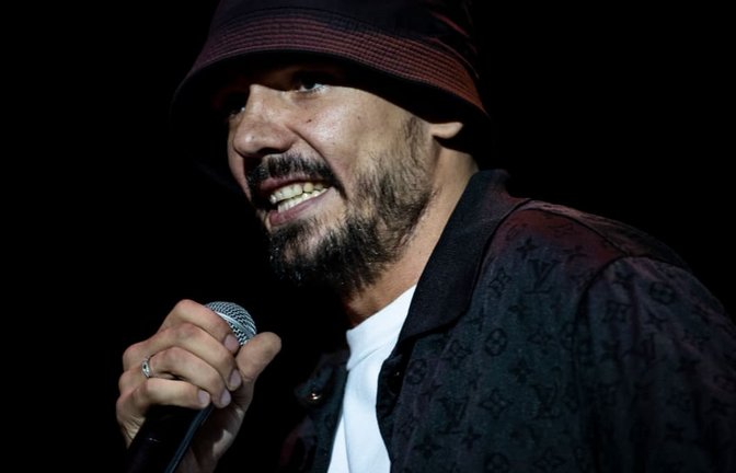 Rapper Capital Bra steht auf der Bühne des Spring Break Festival am Goitzschesee in Pouch. (Archivbild)<span class='image-autor'>Alexander Prautzsch/dpa-Zentralbild/dpa</span>