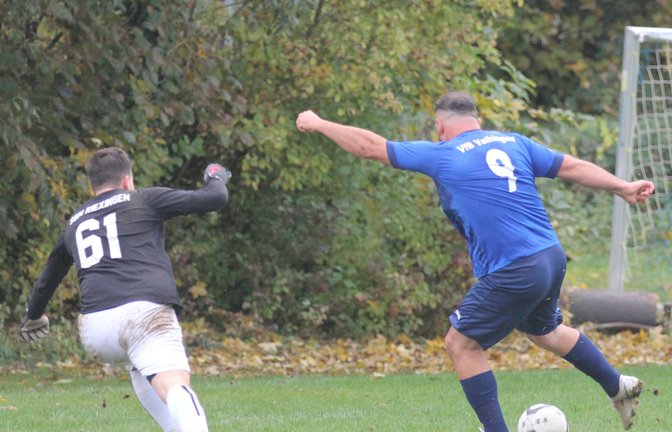 Qendrim Emini (rechts) vom VfB Vaihingen umkurvt Kai Volkert im Tor der SGM Riexingen II und trifft zum 3:0. <span class='image-autor'>Foto: Dittrich</span>