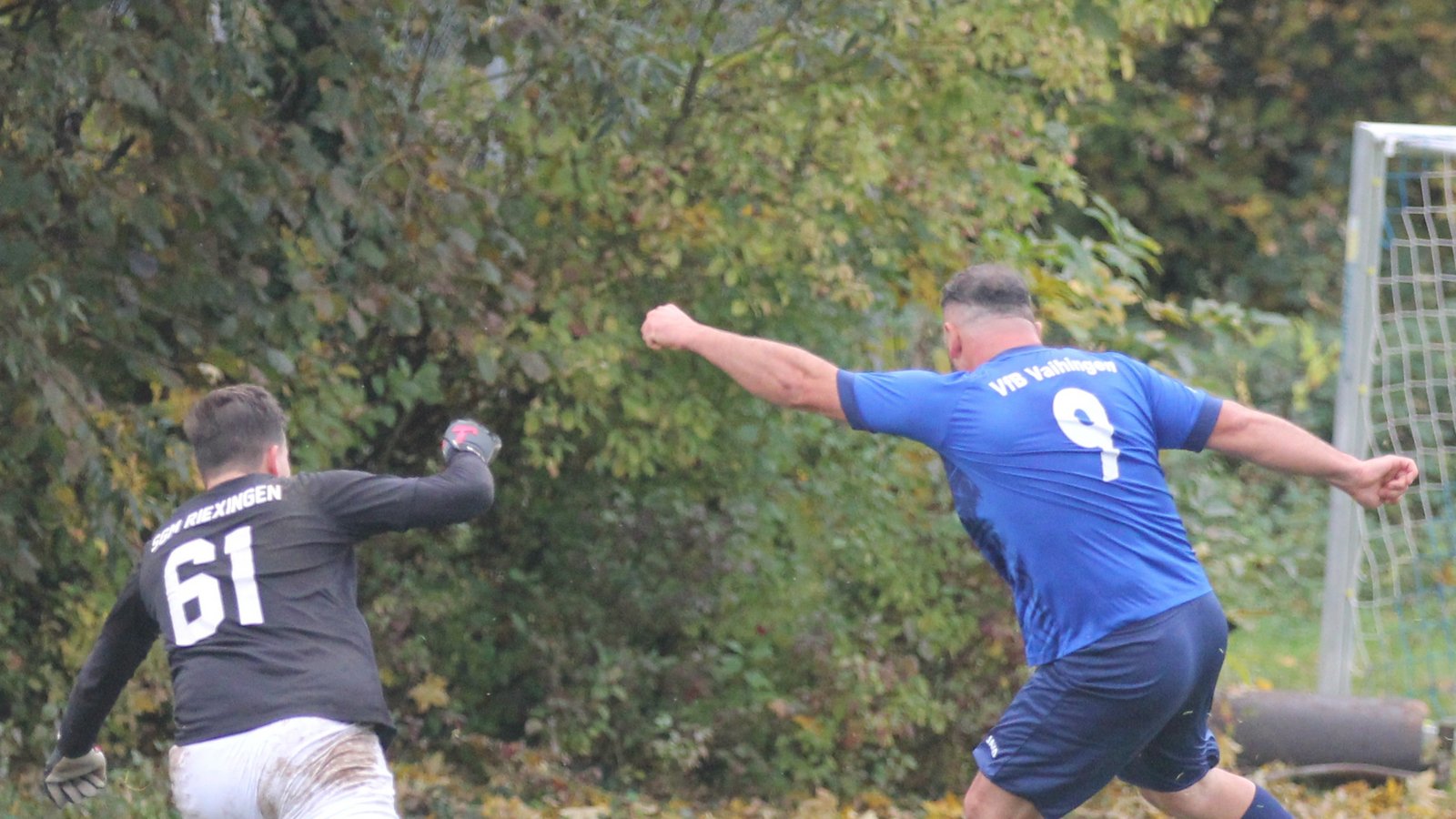Qendrim Emini (rechts) vom VfB Vaihingen umkurvt Kai Volkert im Tor der SGM Riexingen II und trifft zum 3:0. Foto: Dittrich Qendrim Emini (rechts) vom VfB Vaihingen umkurvt Kai Volkert im Tor der SGM Riexingen II und trifft zum 3:0. Foto: Dittrich