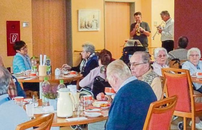 Mit Ohrwürmen unterhielten die Musiker die Bewohner des Schlösslesgarten.  Foto: p