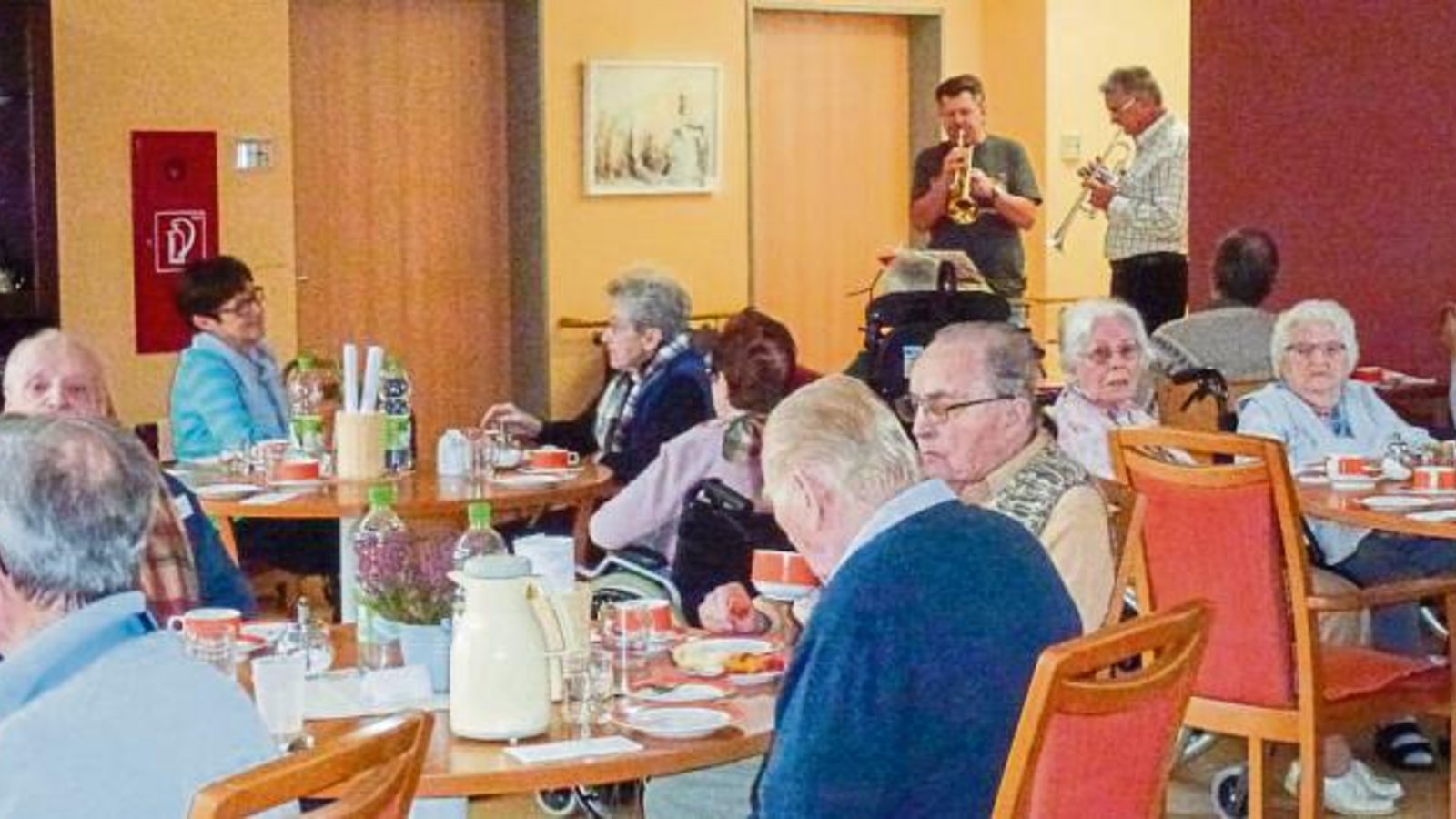 Mit Ohrwürmen unterhielten die Musiker die Bewohner des Schlösslesgarten.  Foto: p