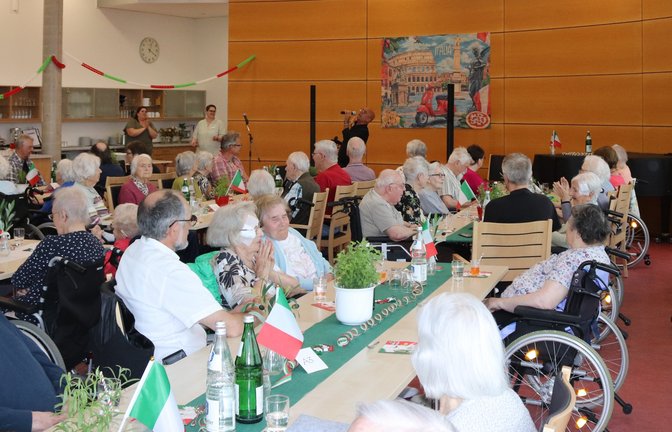 Musiker Solouno animiert die Heimbewohner zum Mitklatschen und Schunkeln.  <span class='image-autor'>Foto: p</span>