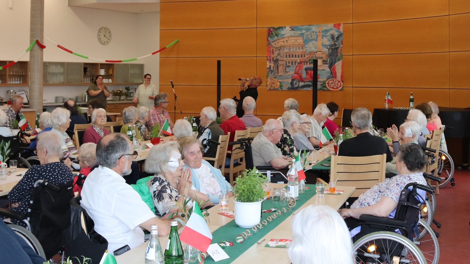 Musiker Solouno animiert die Heimbewohner zum Mitklatschen und Schunkeln.  Foto: p