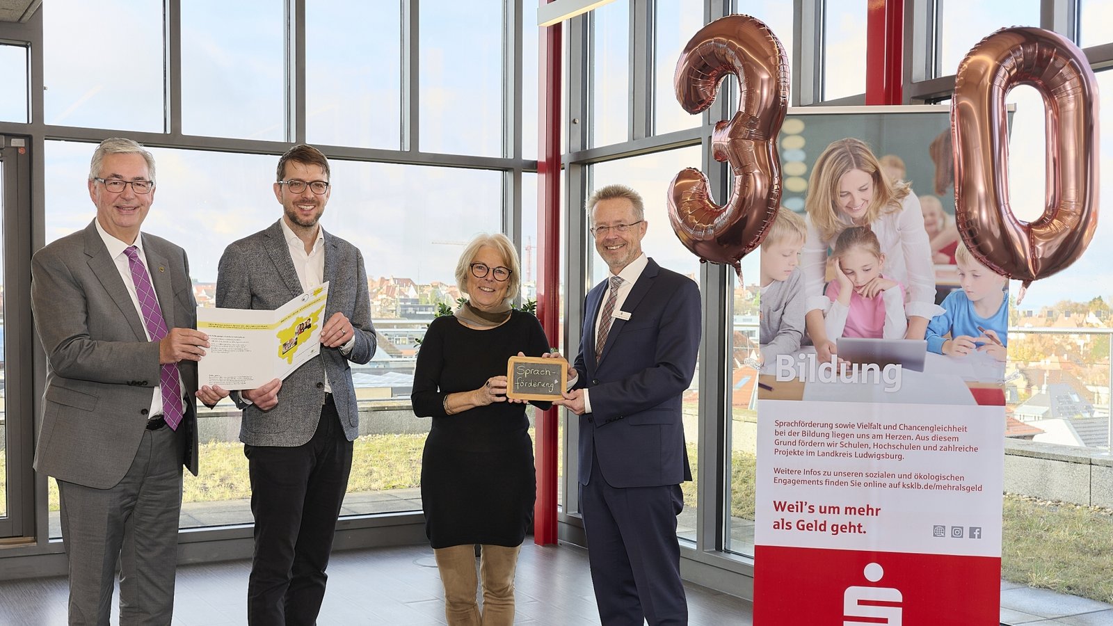 Feiern das 30-Jährige der Stiftung (von links): Stiftungsvorsitzender und Landrat Dietmar Allgaier, Markus Schmitt (Leiter Bildungsbüro im Landratsamt Ludwigsburg), Sprachförderpatin Heide Werth-Groß und KSK-Vorstandsvorsitzender Dr. Heinz-Werner Schulte. Foto: KSK Feiern das 30-Jährige der Stiftung (von links): Stiftungsvorsitzender und Landrat Dietmar Allgaier, Markus Schmitt (Leiter Bildungsbüro im Landratsamt Ludwigsburg), Sprachförderpatin Heide Werth-Groß und KSK-Vorstandsvorsitzender Dr. Heinz-Werner Schulte. Foto: KSK