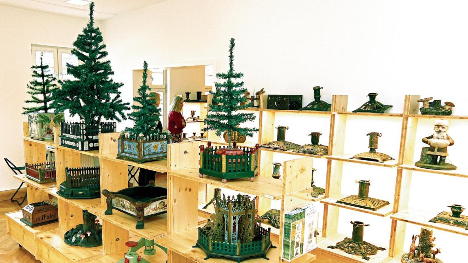 In den Räumen des alten Lienzinger Rathauses hat das Christbaumständermuseum nun Platz gefunden. Fotos: Kollros In den Räumen des alten Lienzinger Rathauses hat das Christbaumständermuseum nun Platz gefunden. Fotos: Kollros