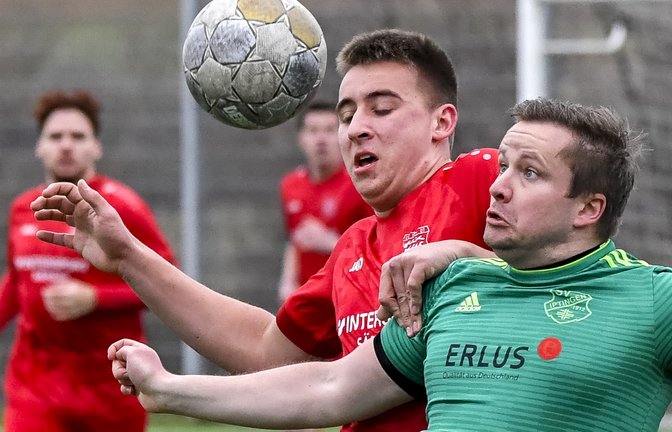 Adrian Schrodt (rechts) setzt sich gegen Florian Kuhnle durch und gewinnt mit dem SVI gegen Großglattbach klar mit 3:0. <span class='image-autor'>Foto: Leitner</span>