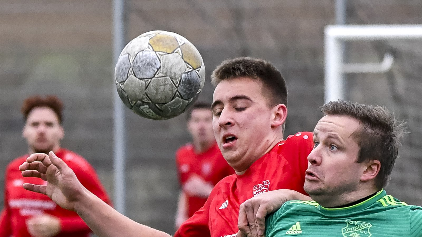Adrian Schrodt (rechts) setzt sich gegen Florian Kuhnle durch und gewinnt mit dem SVI gegen Großglattbach klar mit 3:0. Foto: Leitner