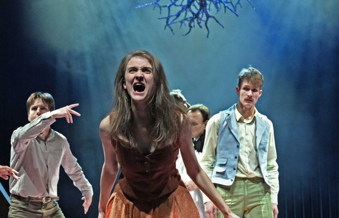 Lediglich sieben Personen schickt Ellias Perrig auf die Bühne – darunter Leonie Jacobs, die die Marie spielt. <span class='image-autor'>Foto: Jochen Klenk</span>