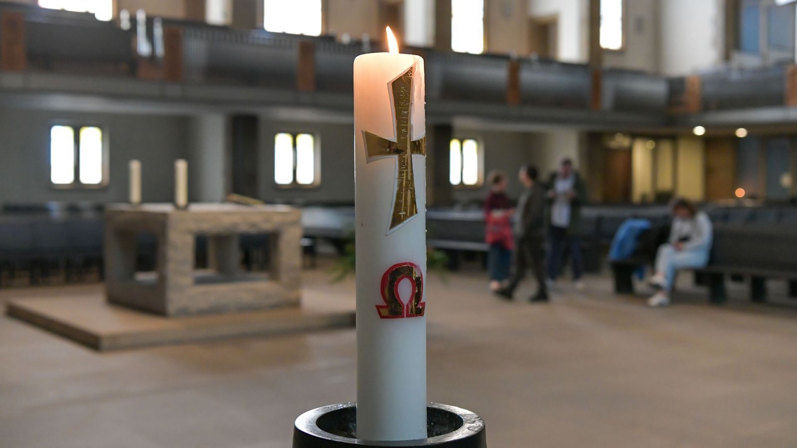 Ein Ausdruck von Hoffnung: Osterkerze in der Stuttgarter StiftskircheFoto: Lichtgut/Max Kovalenko Ein Ausdruck von Hoffnung: Osterkerze in der Stuttgarter StiftskircheFoto: Lichtgut/Max Kovalenko