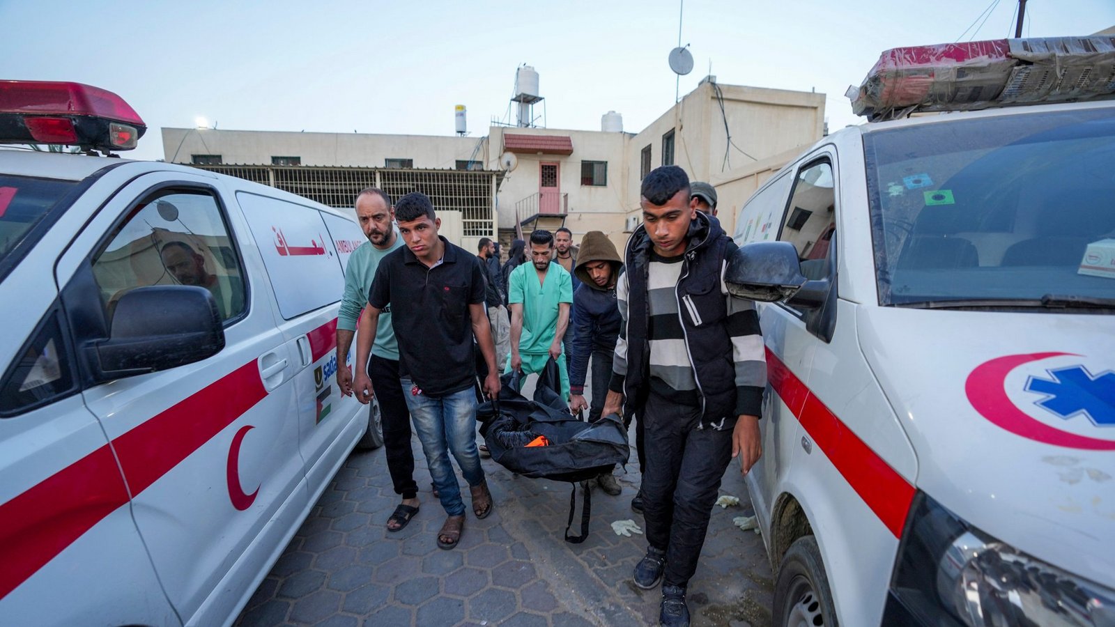 Palästinenser tragen die Leiche eines Mitarbeiters der World Central Kitchen im Al Aqsa Krankenhaus.Quelle: Unbekannt Palästinenser tragen die Leiche eines Mitarbeiters der World Central Kitchen im Al Aqsa Krankenhaus.Quelle: Unbekannt