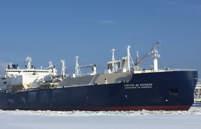 Solche russischen LNG-Tanker sollen nach dem Willen der EU-Kommission in Zukunft ihr Gas nicht mehr in Europa umladen dürfen.<span class='image-autor'>Foto: dpa/Friedemann Kohler</span>