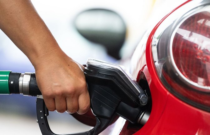 Wenn der CO2-Preis steigt, werden viele Menschen mehr fürs Tanken und Heizen bezahlen.<span class='image-autor'>Foto: dpa</span>