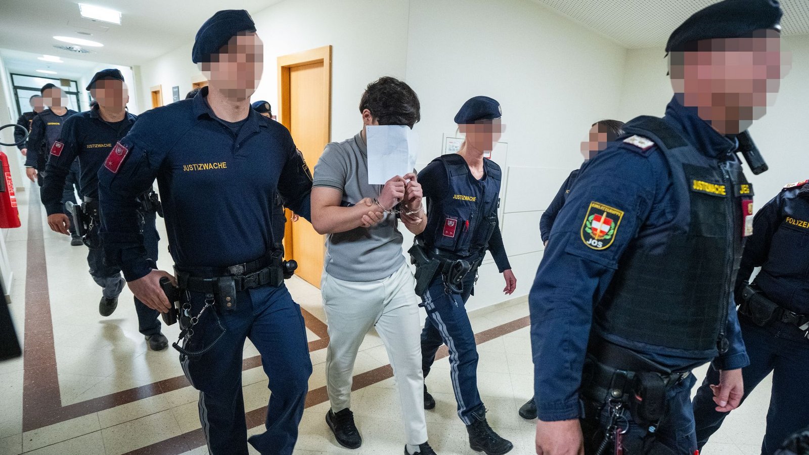 Eine Jugendgruppe soll eine Lehrerin vergewaltigt haben - nun stehen die jungen Männer vor Gericht.Foto: Georg Hochmuth/APA/dpa