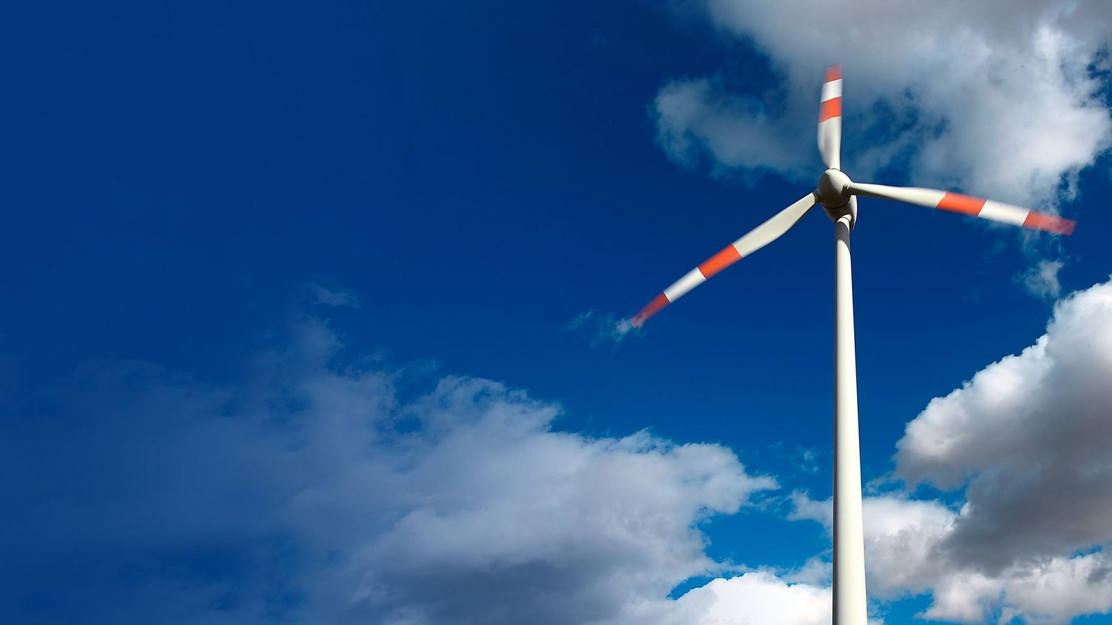 Nicht immer sind die Bürger glücklich über neue Windräder. Der Bürgermeister von Sulzbach-Laufen gibt Tipps.Foto: Arne Dedert/dpa/Arne Dedert