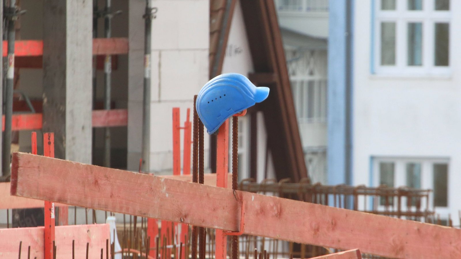 Ein Bauhelm hängt auf einem Pfeiler. (Symbolfoto)Foto: IMAGO/BildFunkMV/IMAGO Ein Bauhelm hängt auf einem Pfeiler. (Symbolfoto)Foto: IMAGO/BildFunkMV/IMAGO