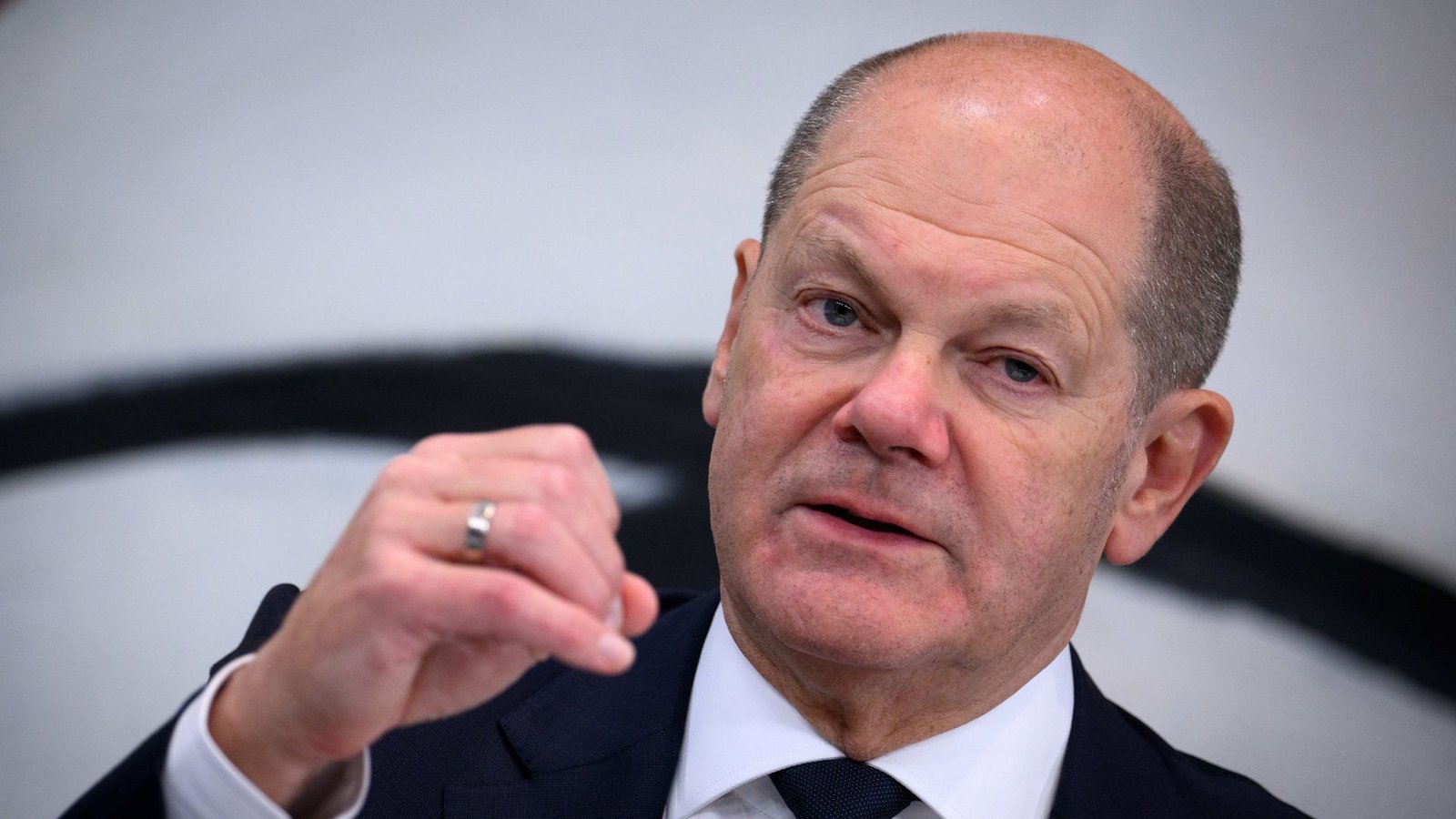 Bund und Länder haben in der Vergangenheit mit „Liebe und Zuneigung“  Auflagen, Dokumentationspflichten und Regeln geschaffen, beschreibt Kanzler Olaf Scholz.Foto: dpa/Bernd von Jutrczenka