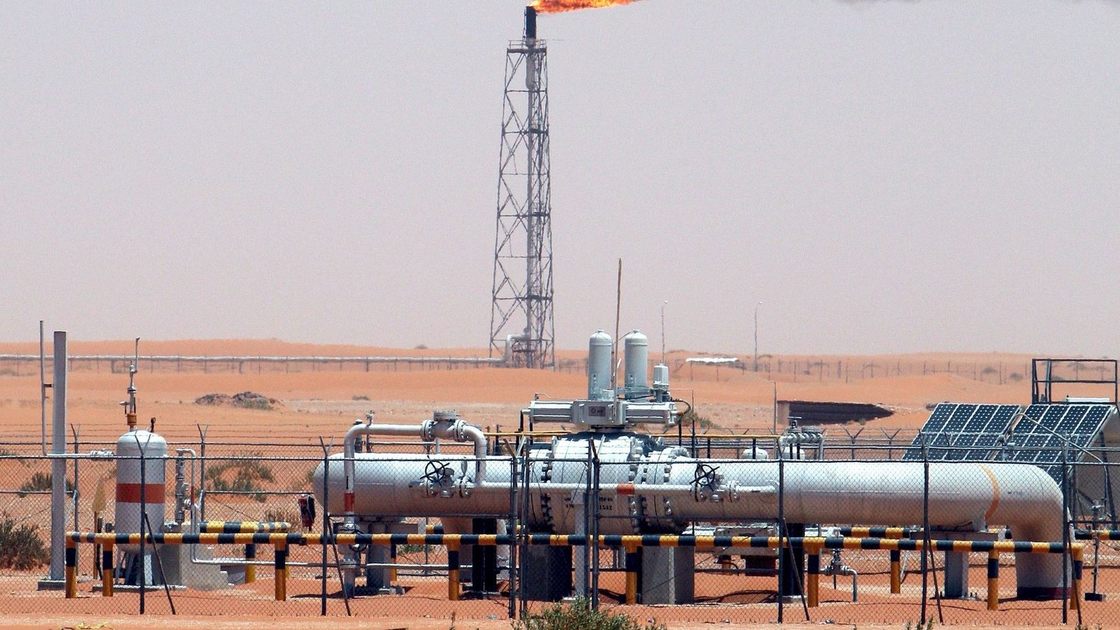 Die IEA spricht in ihrem Bericht von einer "sich verschärfenden Zerstörung der Nachfrage" nach Rohöl. (Symbolbild)Foto: Ali Haider/EPA/dpa Die IEA spricht in ihrem Bericht von einer "sich verschärfenden Zerstörung der Nachfrage" nach Rohöl. (Symbolbild)Foto: Ali Haider/EPA/dpa