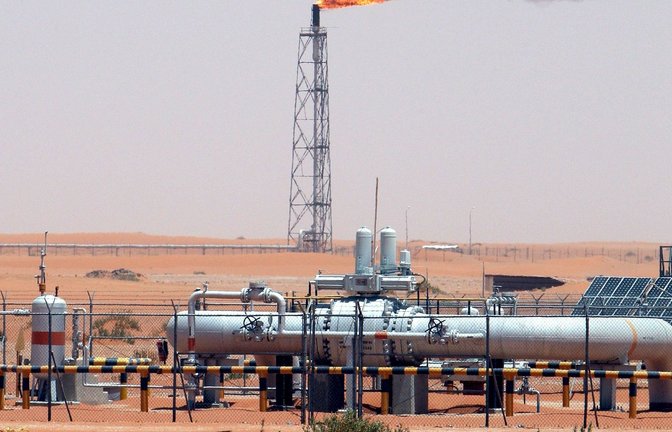 Die IEA spricht in ihrem Bericht von einer "sich verschärfenden Zerstörung der Nachfrage" nach Rohöl. (Symbolbild)<span class='image-autor'>Foto: Ali Haider/EPA/dpa</span>
