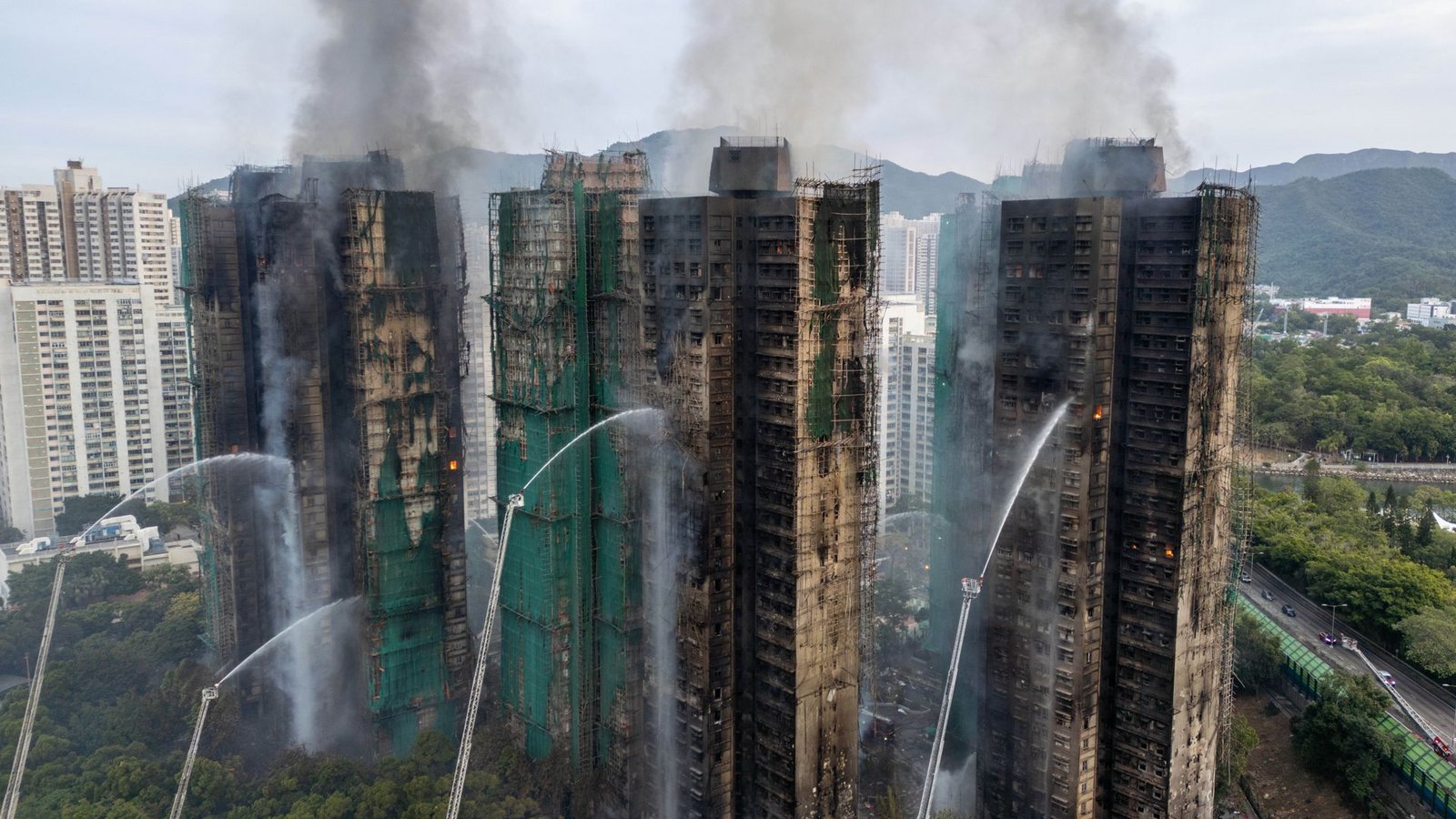 Am Tag nach dem verheerenden Großbrand in einem Hochhauskomplex in Hongkong zeichnet sich das Ausmaß der Katastrophe ab.Foto: Vernon Yuen/Nexpher via ZUMA Pre/Vernon Yuen Am Tag nach dem verheerenden Großbrand in einem Hochhauskomplex in Hongkong zeichnet sich das Ausmaß der Katastrophe ab.Foto: Vernon Yuen/Nexpher via ZUMA Pre/Vernon Yuen