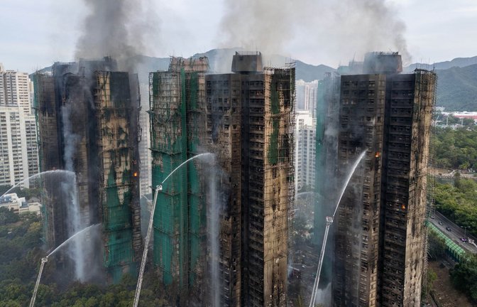 Am Tag nach dem verheerenden Großbrand in einem Hochhauskomplex in Hongkong zeichnet sich das Ausmaß der Katastrophe ab.<span class='image-autor'>Foto: Vernon Yuen/Nexpher via ZUMA Pre/Vernon Yuen</span>