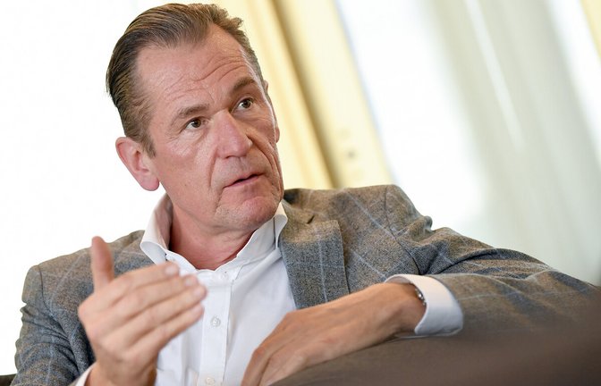 Springer-Chef Mathias Döpfner macht sich über die „Frankfurter Allgemeine Zeitung“ lustig, weil diese einen Gastbeitrag des Thüringer Ministerpräsidenten Mario Voigt von ihrer Webseite nahm, nachdem herauskam, dass der Text von Algorithmen geschrieben wurde.<span class='image-autor'>Foto: Sebastian Gollnow / dpa</span>
