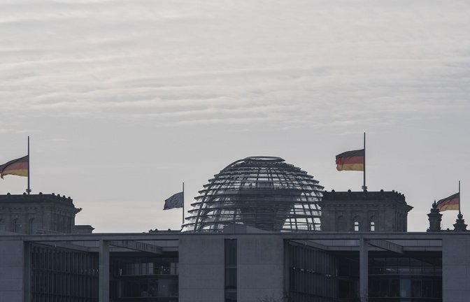 Schwarz-Rot-Gold statt Blau-Gelb am Reichstag (Archiv/Symbol).<span class='image-autor'>Foto: dpa</span>