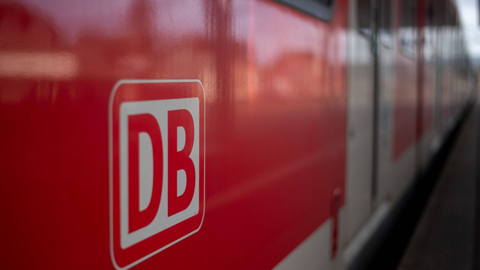 In einer S-Bahn kam es mutmaßlich zu einem Übergriff eines Mannes auf vier Kinder. (Symbolbild)Foto: imago/Eibner//Memmler In einer S-Bahn kam es mutmaßlich zu einem Übergriff eines Mannes auf vier Kinder. (Symbolbild)Foto: imago/Eibner//Memmler