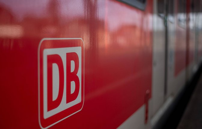 In einer S-Bahn kam es mutmaßlich zu einem Übergriff eines Mannes auf vier Kinder. (Symbolbild)<span class='image-autor'>Foto: imago/Eibner//Memmler</span>