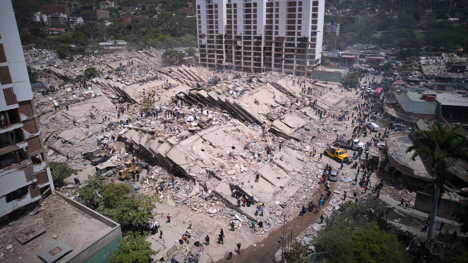 Anwohner und Rettungskräfte durchsuchen zwei Tage nach den Erdbeben in Venezuela Trümmer in La Guaira.Foto: Juan Pablo Arraez/AP/dpa Anwohner und Rettungskräfte durchsuchen zwei Tage nach den Erdbeben in Venezuela Trümmer in La Guaira.Foto: Juan Pablo Arraez/AP/dpa