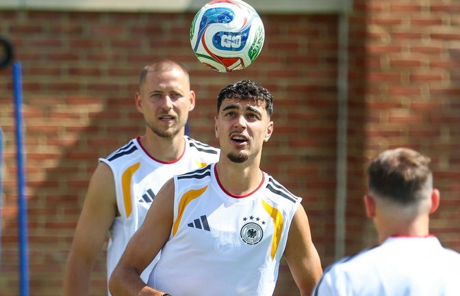 Ein kraftvolles Signal setzen Aleksandar Pavlovic (M) und Waldemar Anton (l) beim Abschlusstraining.<span class='image-autor'>Foto: Jan Woitas/dpa</span>