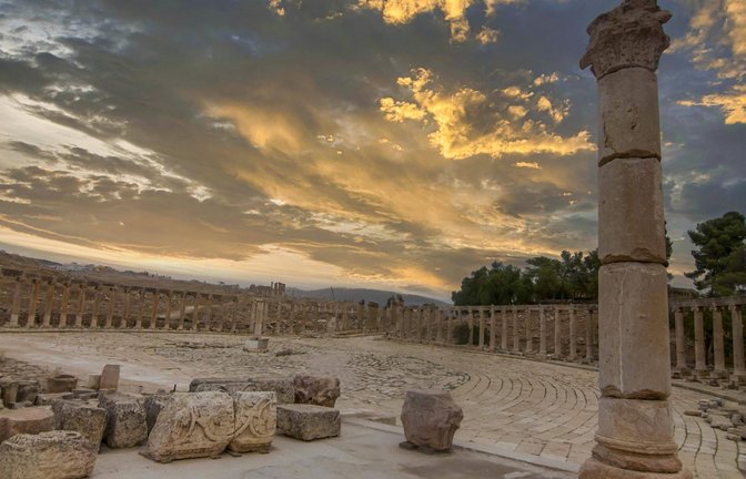 Die Ruinen des antiken Hippodroms von Gerasa in Jordanien: 1993 entdeckten Archäologen, dass einige Kammern des Hippodroms damals zu Massengräbern umfunktioniert worden waren.<span class='image-autor'>Foto: Imago/Imagebroker</span>