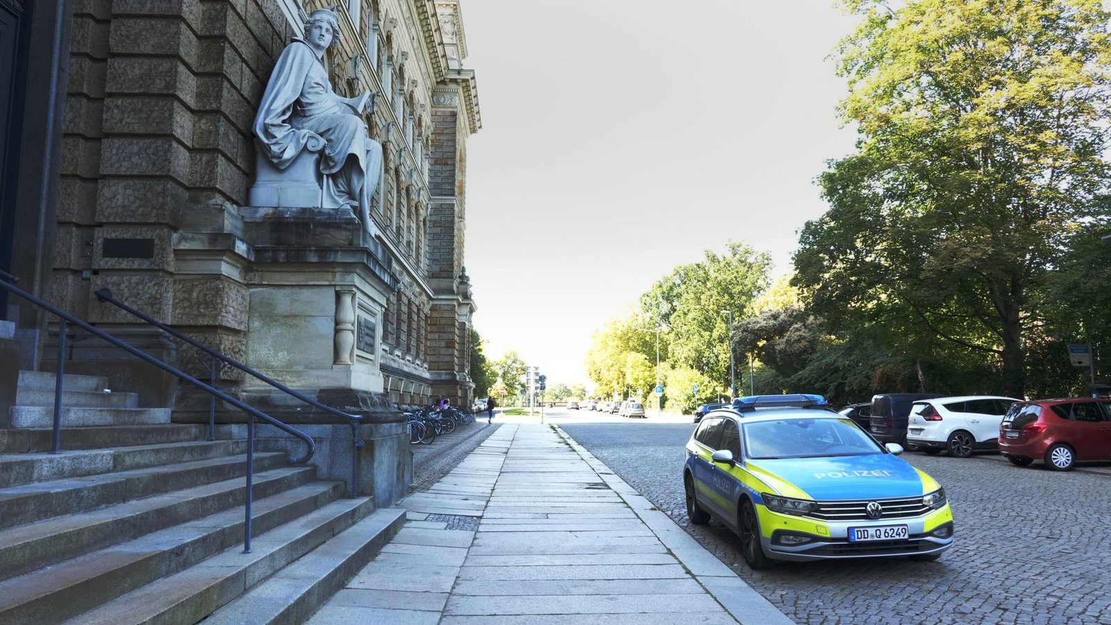 Ein Polizeiauto steht vor dem Gebäude der Saatstanwaltschaft. (Archvibild)Foto: Benedict Bartsch/xcitepress/Bene/Benedict Bartsch