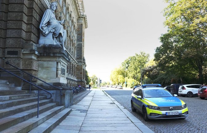 Ein Polizeiauto steht vor dem Gebäude der Saatstanwaltschaft. (Archvibild)<span class='image-autor'>Foto: Benedict Bartsch/xcitepress/Bene/Benedict Bartsch</span>