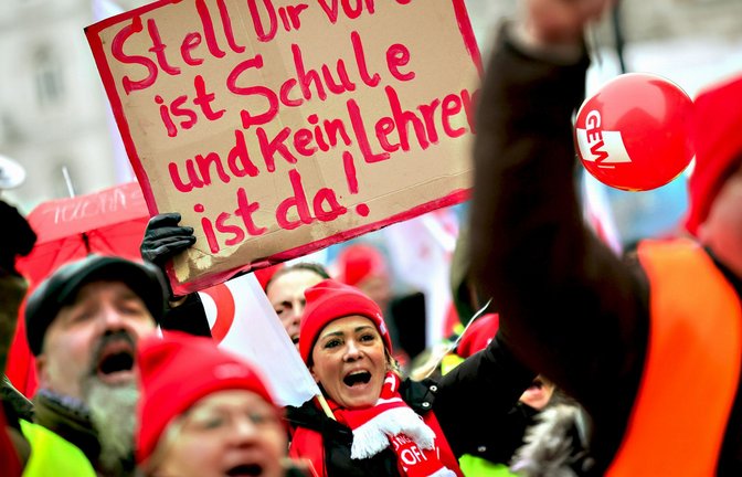 Protestaktion in Hamburg: Rufe nach mehr Geld für die Länderbeschäftigten.<span class='image-autor'>Foto: dpa/Christian Charisius</span>