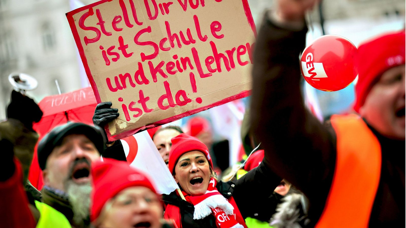 Protestaktion in Hamburg: Rufe nach mehr Geld für die Länderbeschäftigten.Foto: dpa/Christian Charisius Protestaktion in Hamburg: Rufe nach mehr Geld für die Länderbeschäftigten.Foto: dpa/Christian Charisius