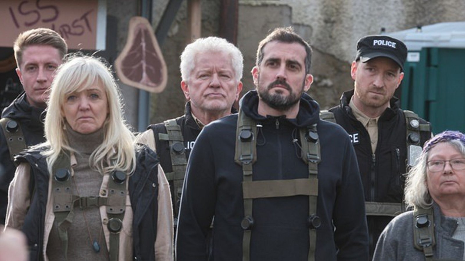 Batic (Miroslav Nemec, dritter v.li.) reiht sich ein in die Gruppe der Darstellerinnen und Darsteller, die Zivilisten mimen – als Polizist. Er arbeitet undercover.Foto: BR/Lucky Bird Pictures/Oliver Oppitz