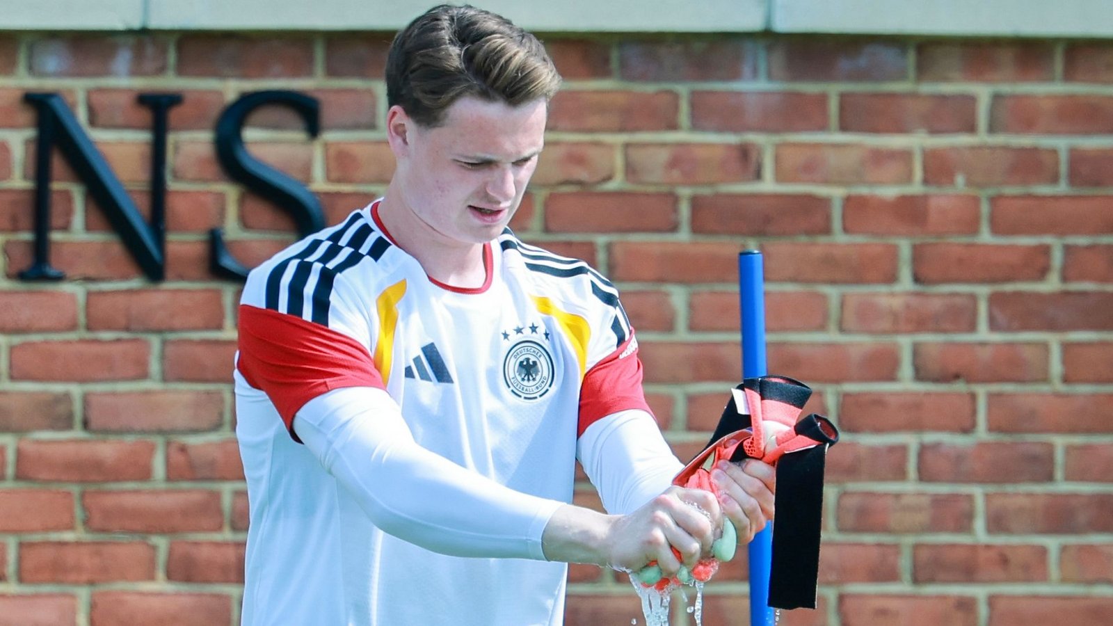 Jonas Urbig gehört nicht zum offiziellen DFB-Kader bei der WM.Foto: Jan Woitas/dpa Jonas Urbig gehört nicht zum offiziellen DFB-Kader bei der WM.Foto: Jan Woitas/dpa