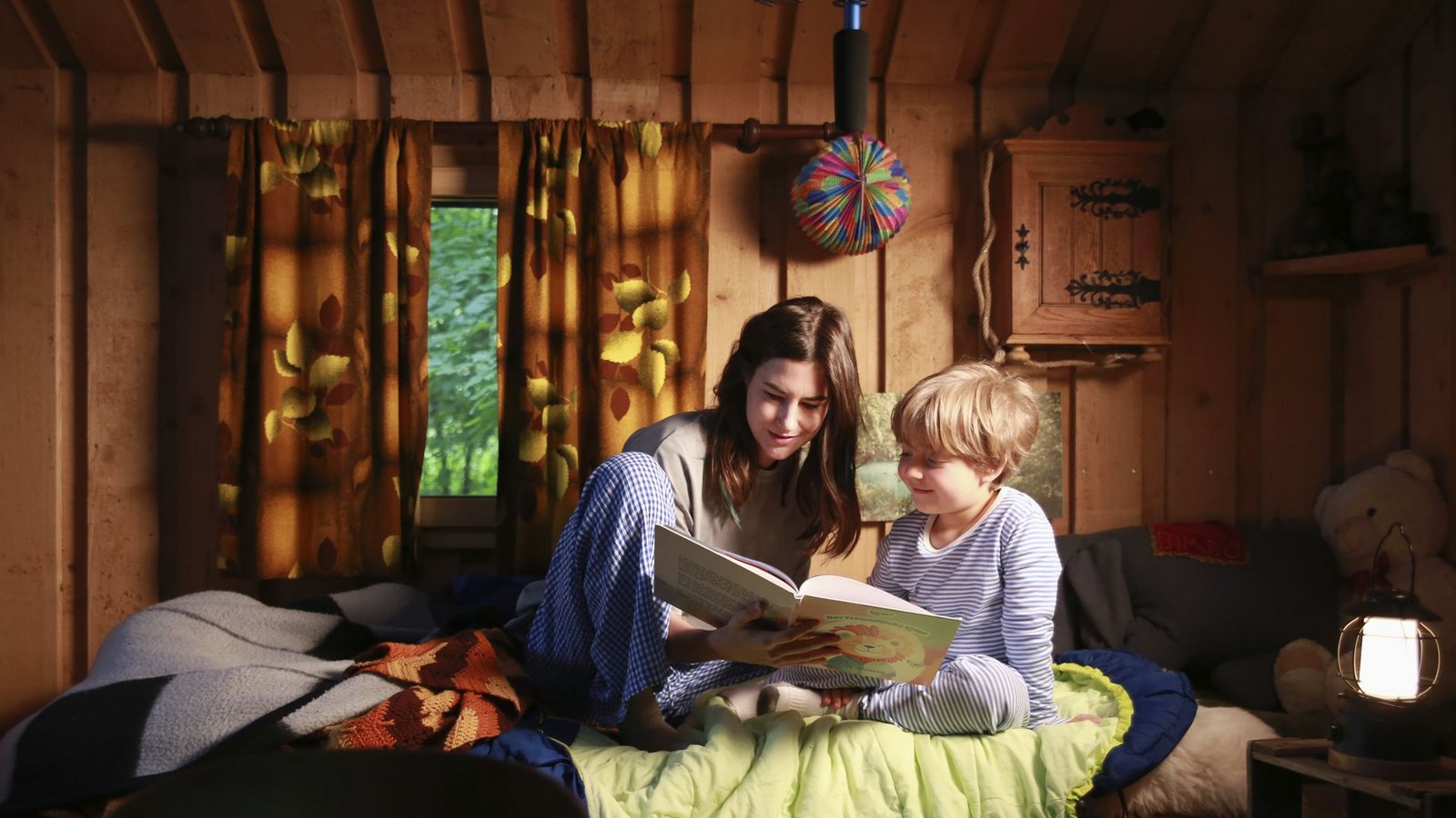 Trügerische Idylle: Eva Hütter (Nadine Dubois) versteckt sich mit ihrem Benjamin (Lio Vonnemann) in einem Haus im Wald.Foto: HR/Senator Film/Dietrich Brüggem