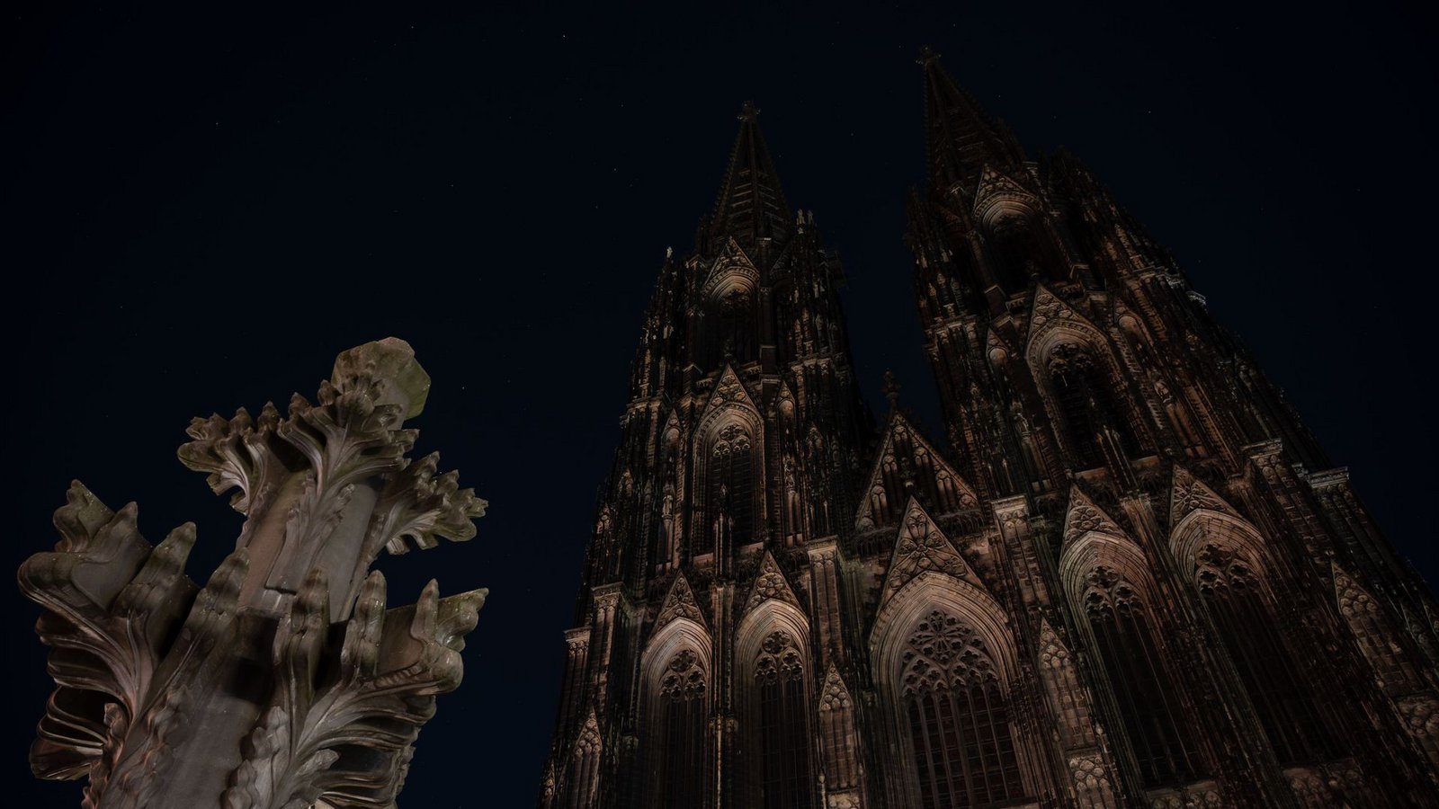 Um in Zeiten des Kriegs in der Ukraine Strom zu sparen, bleibt der Kölner Dom nachts ab sofort dunkel.Foto: Marius Becker/dpa