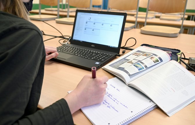 Wenn digitaler Unterricht in den Schulen  normal werden soll, brauchen auch Lehrkräfte entsprechende Geräte.<span class='image-autor'>Foto: dpa/Felix Kästle</span>